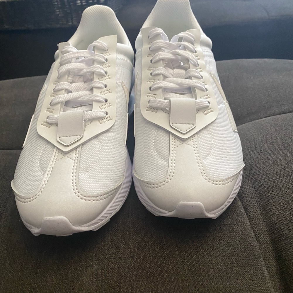 NIKE WOMEN’s AIR MAX PRE DAY - White - Size 8